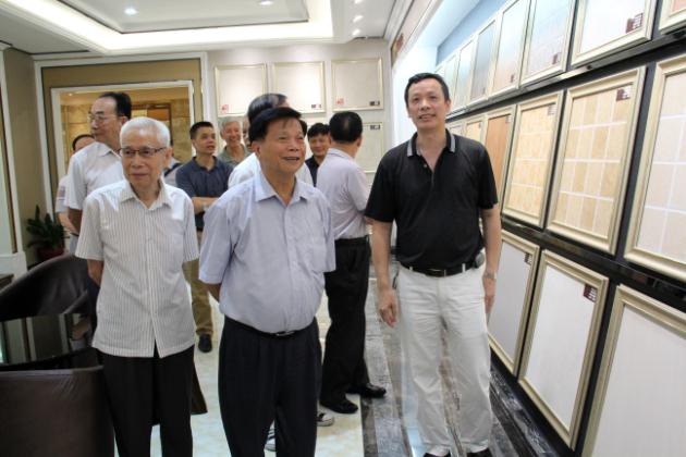 图2、周棣华（左二）、卢广（左一）等老先进在鸿运国际仿古砖600X600(mm)规格展区.jpg