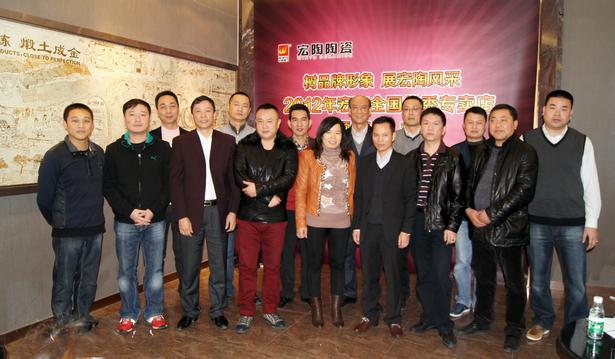 图1、企业相关向导、鸿运国际各销售老总、获奖经销商代表颁奖仪式上合影