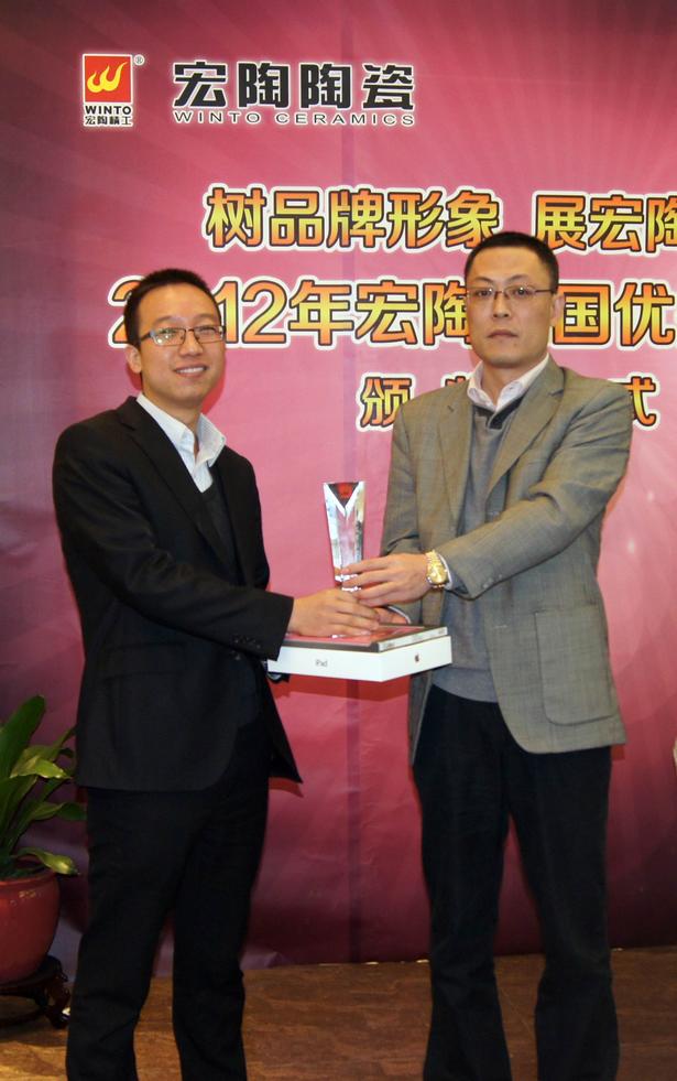图7、鸿运国际抛光砖销售副总张彦为山东青岛鸿运国际专卖店代表颁奖