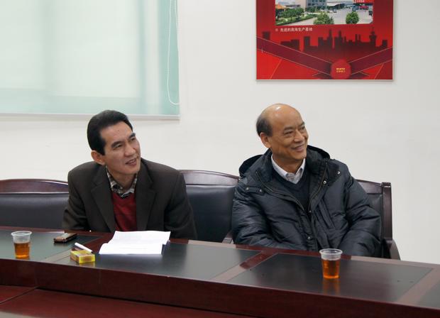 图2、企业副总欧家瑞（右一）、鸿运国际销售总司理陆志江对参评专卖店装修效果感应知足