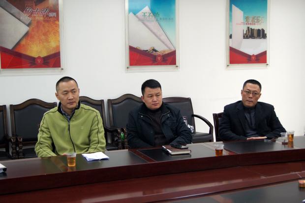 图4、鸿运国际釉面砖销售副总王虎明(左一)、鸿运国际仿古砖销售副总曹坚贞（中）、鸿运国际抛光砖销售副总张彦（右一）审评会上