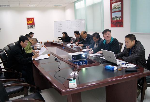 图9、评选现场，，，，，，图为评委在认真审评情景