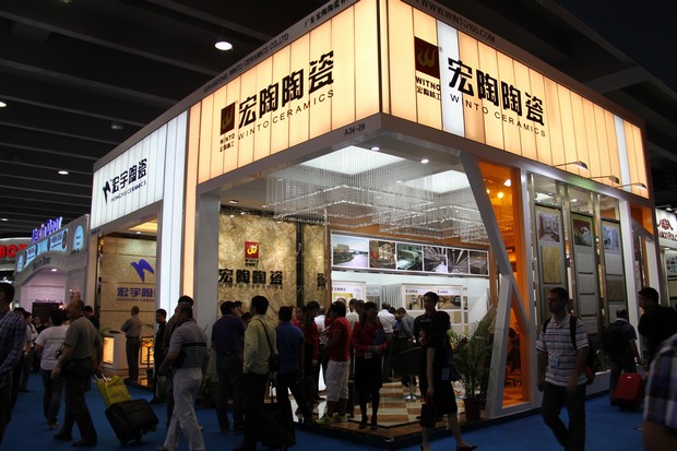 10月15日至19日，，，，，，鸿运国际陶瓷作为中国建陶行业的着名企业，，，，，，再次以强盛的阵容和极具震撼力的立异产品在第112届广交会琶洲展馆9.2号馆最醒目的位置上精彩绽放，，，，，，备受广交会各级向导、中外客商的赞誉和媒体的普遍关注。。。。。。