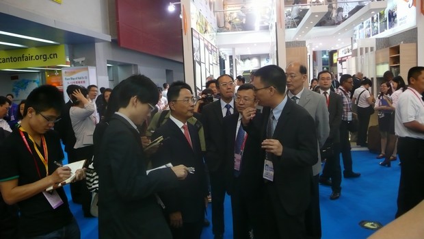 图2、国家商务部副部长蒋耀平，，，，，，中国五矿化工收支口商会会长陈峰等向导一行视察中国建陶行业着名企业鸿运国际陶瓷展位，，，，，，并听取了企业出口总司理伍剑锋的汇报